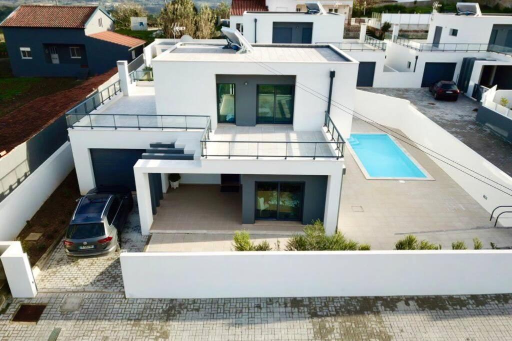 New And Modern 3 Bedroom Villa With Private Heated Pool Near Nazare Sao Martinho do Porto Bagian luar foto